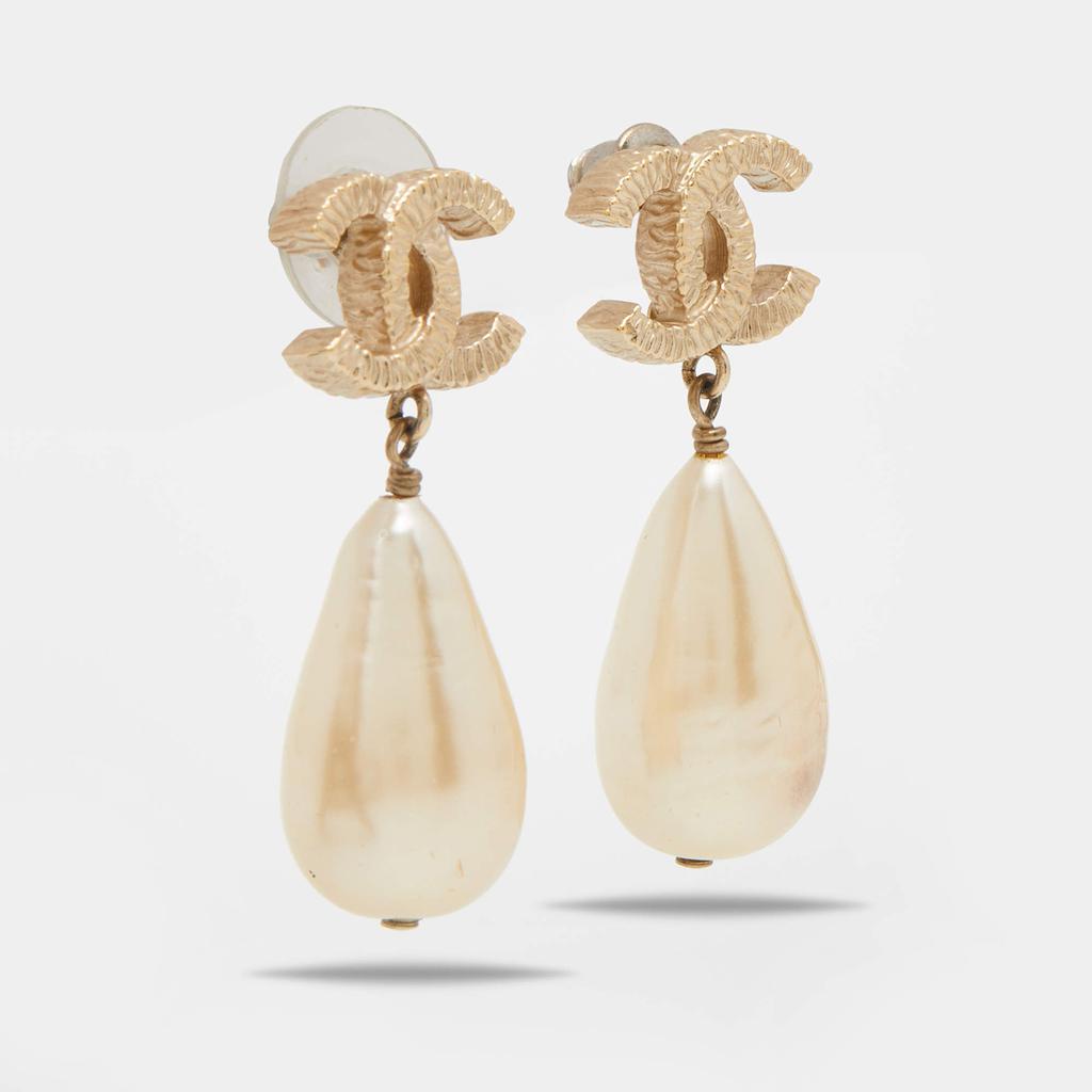 Chanel Pale Gold Tone CC Faux Pearl Dangle Earrings商品第2张图片规格展示