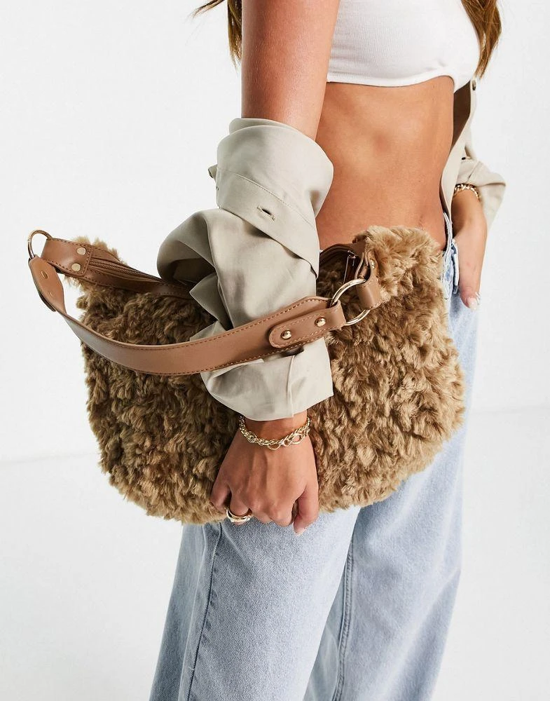 商品ASOS|ASOS DESIGN curved slouchy shoulder bag in camel borg,价格¥104,第4张图片详细描述
