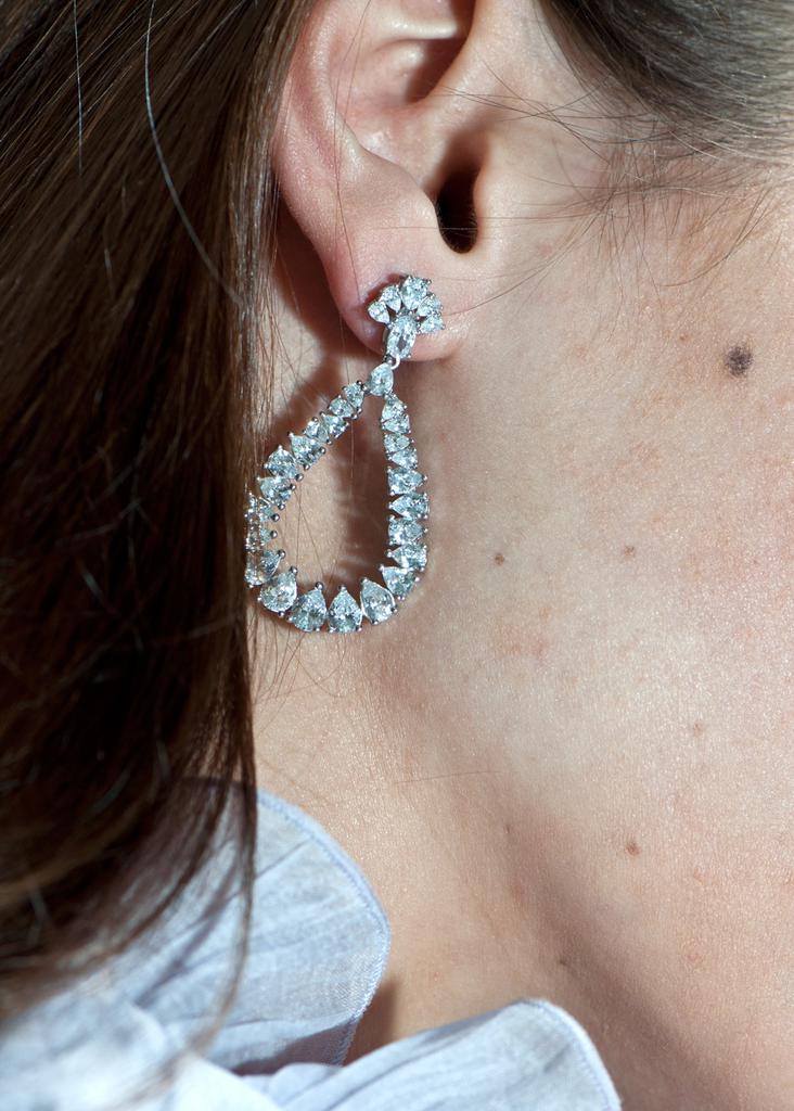 Sterling silver and cubic zirconia pear cut paris chandelier earrings商品第4张图片规格展示