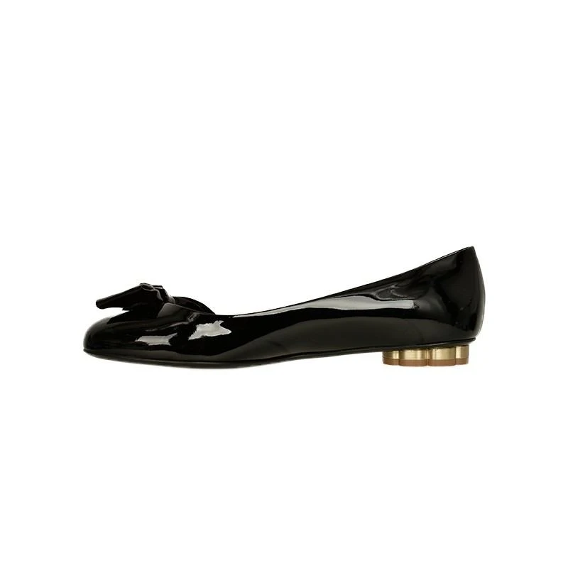 商品Salvatore Ferragamo|SALVATORE FERRAGAMO 女士黑色漆皮蝴蝶结平底船鞋 0684648,价格¥1327,第1张图片