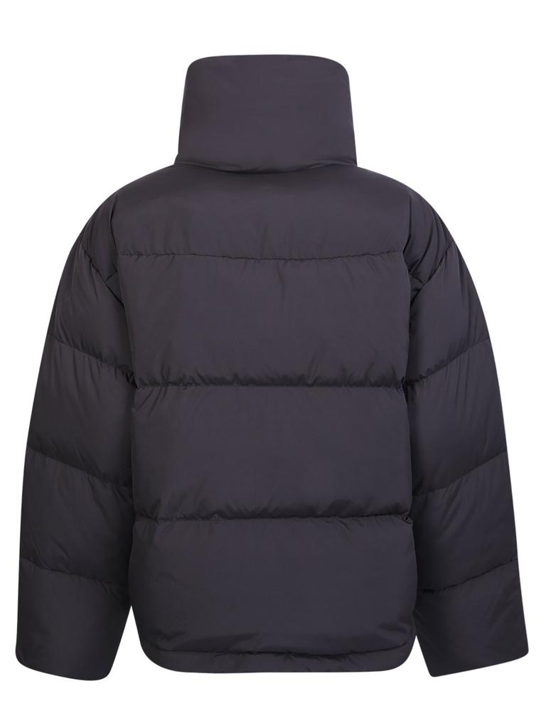 ACNE STUDIOS PADDED JACKET BY ACNE STUDIOS. THE BRAND PRESENTS A MINIMALIST AND TIMELESS DESIGN BUT AT THE SAME TIME VERY EXTROVERT.商品第2张图片规格展示