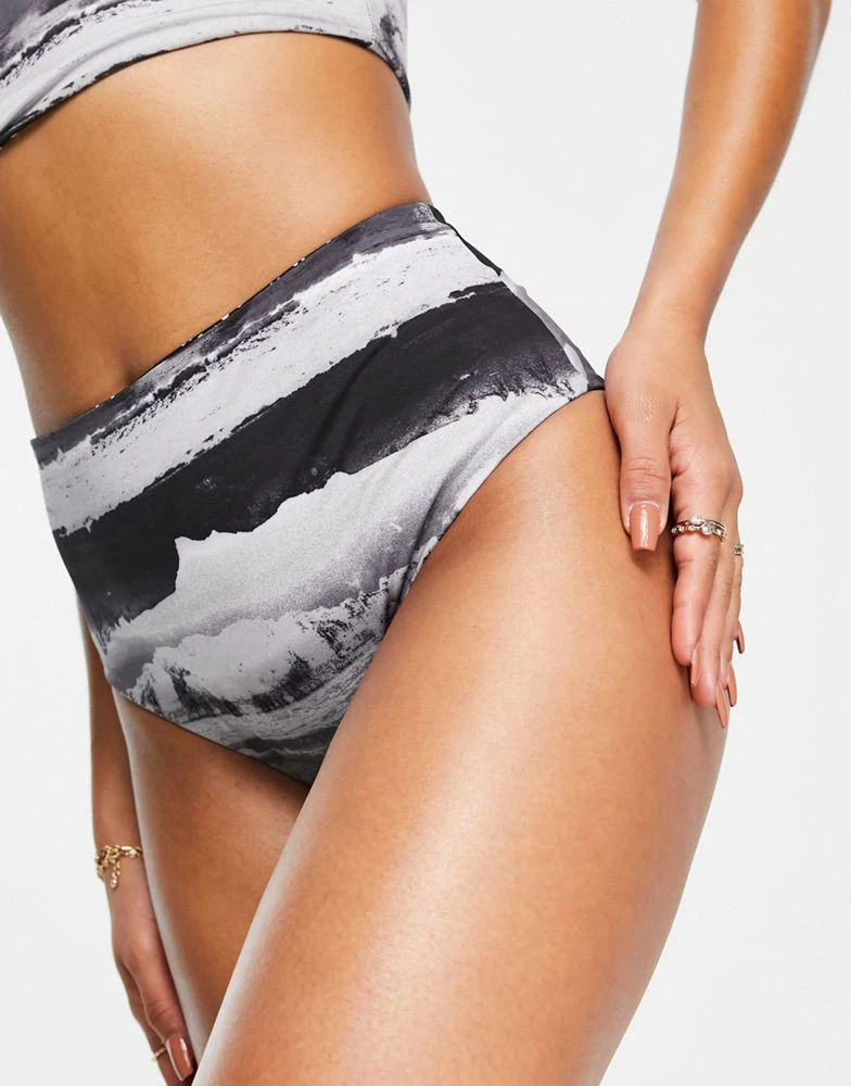商品NIKE|Nike Swimming reversible high waist cheeky bikini bottoms in black print,价格¥305,第3张图片详细描述