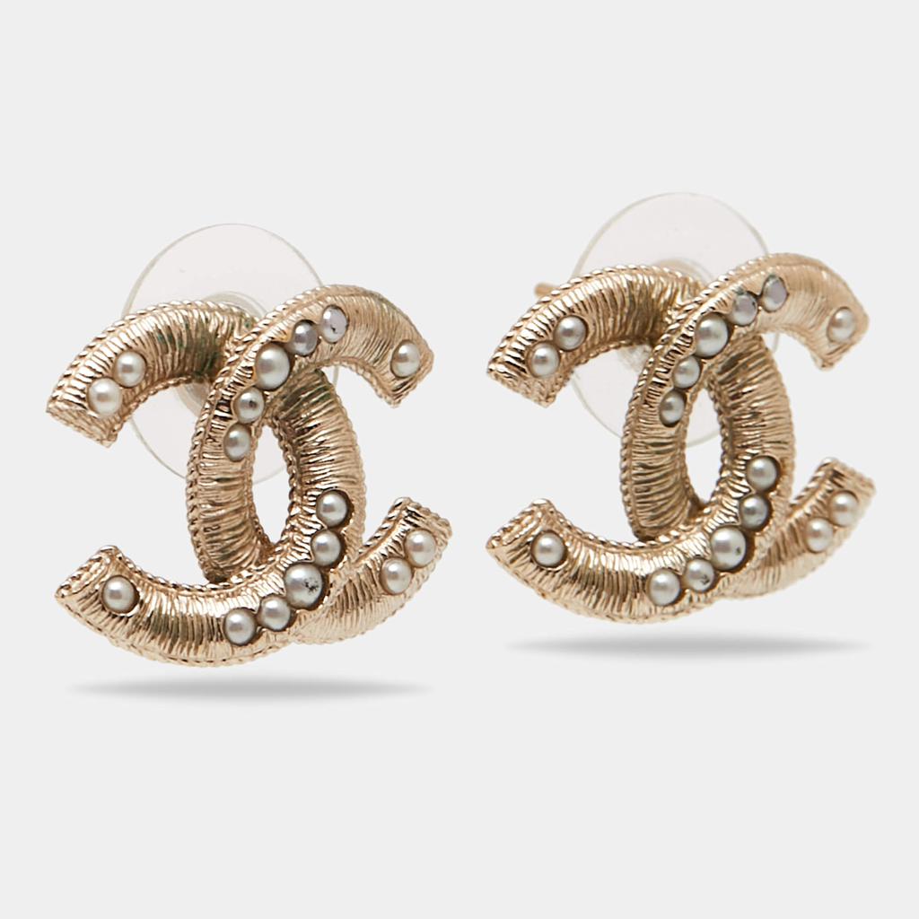 Chanel Pale Gold Tone Faux Pearls CC Stud Earrings商品第2张图片规格展示