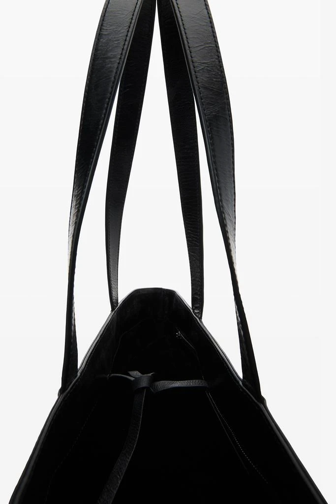 商品Alexander Wang|Punch Tote Bag in Crackle Patent Leather,价格¥4470,第4张图片详细描述