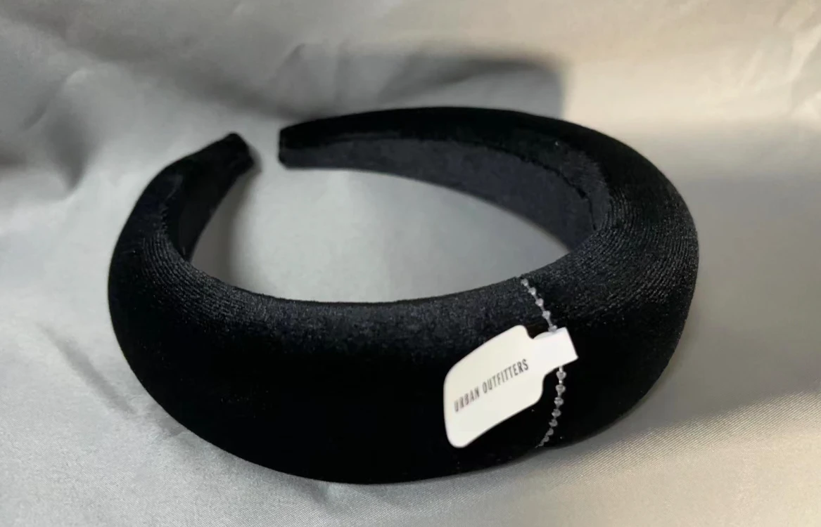 商品[国内直发] Urban Outfitters黑色绒面发箍,价格¥38,第1张图片