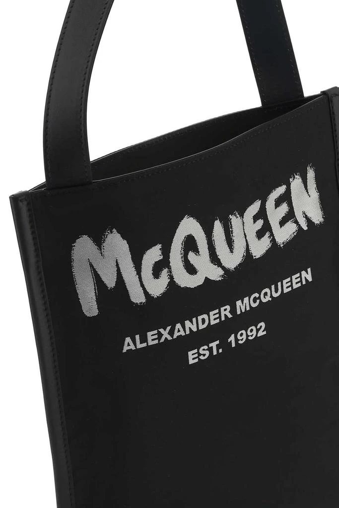 商品Alexander McQueen|Alexander McQueen Logo Printed Crossbody Bag,价格¥2390,第4张图片详细描述