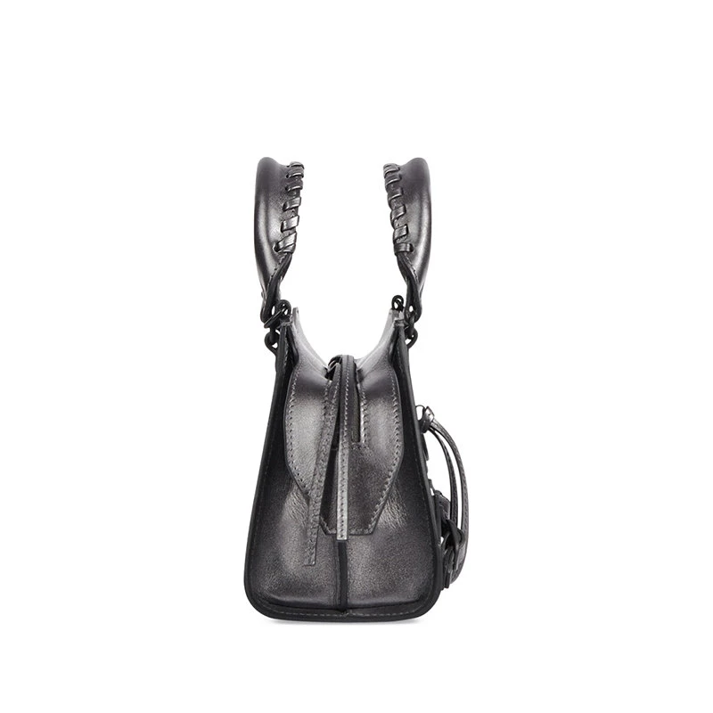 商品Balenciaga|【预售3-7天】Balenciaga/巴黎世家 21  NEO CLASSIC系列 女士迷你银色金属质感纳帕小牛皮单肩斜挎机车包6385241NDU71015,价格¥11181,第5张图片详细描述