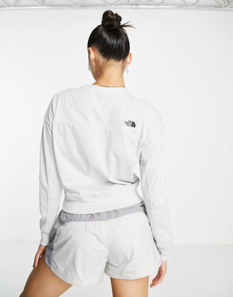 商品The North Face|The North Face Ensei long sleeve cropped heavyweight t-shirt in light grey Exclusive at ASOS,价格¥173,第3张图片详细描述