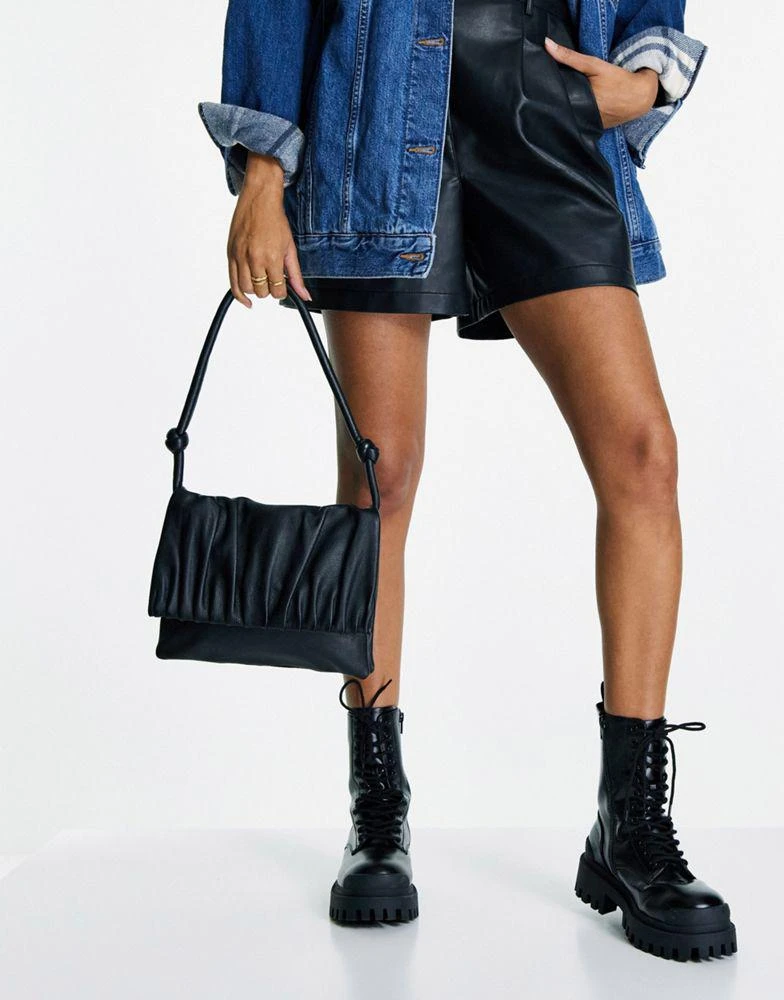 商品Topshop|Topshop leather ruched flap shoulder bag in black,价格¥437,第3张图片详细描述