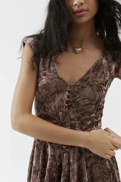 商品Urban Outfitters|UO Corina Velvet Short Sleeve Mini Dress,价格¥153,第2张图片详细描述