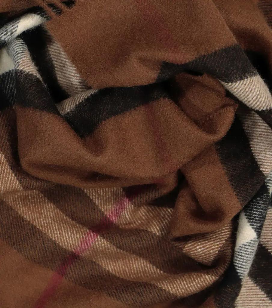 商品Burberry|Giant Check羊绒围巾,价格¥4286,第7张图片详细描述