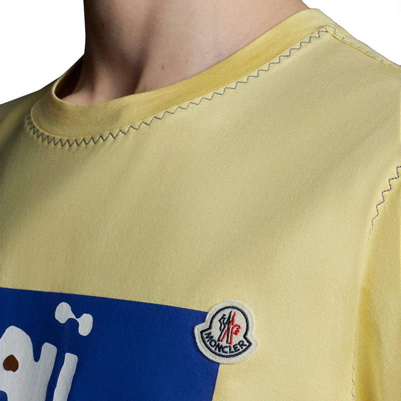 商品Moncler|【预售3-7天】Moncler/蒙克莱 22年秋冬新款 男士灰黄色纯棉假期明信片图案短袖T恤H10918C000508390Y12I,价格¥2085,第5张图片详细描述