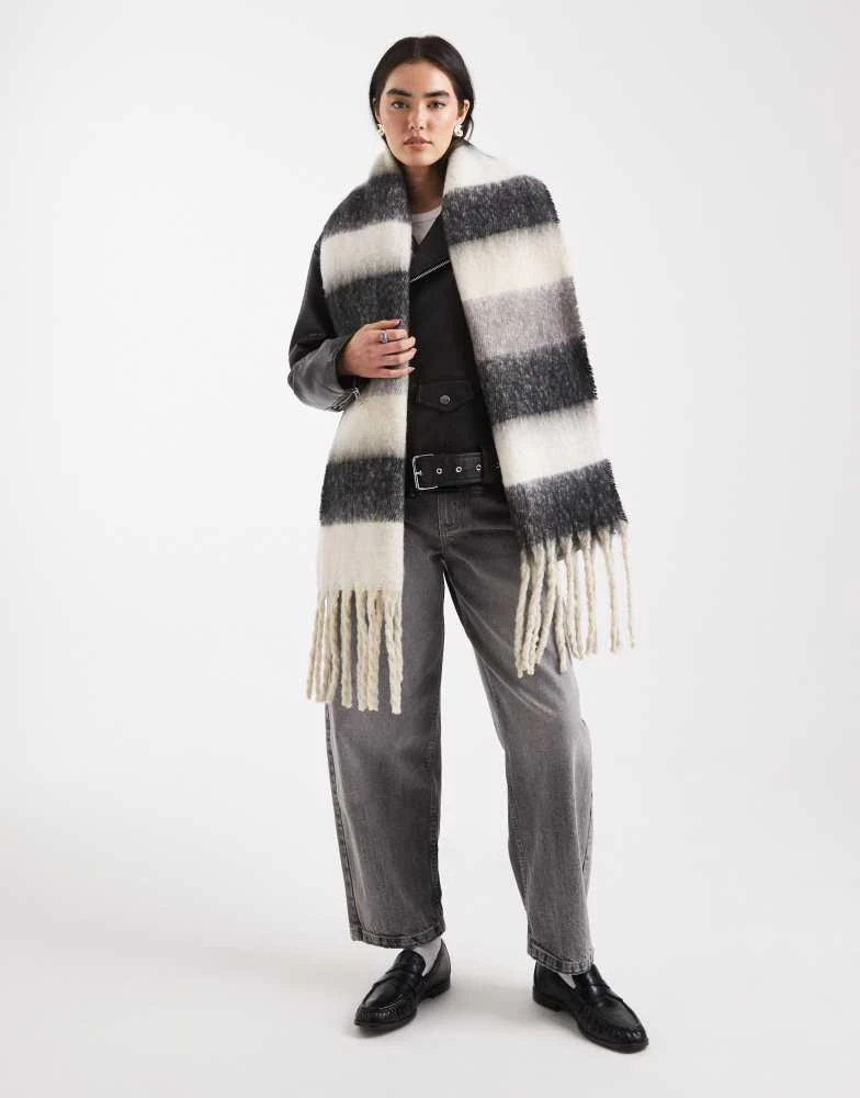 商品Threadbare|Threadbare blanket scarf in grey and white stripe,价格¥161,第3张图片详细描述