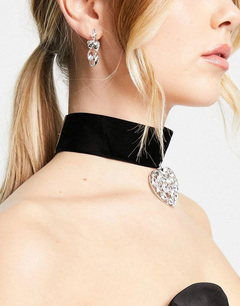 商品ASOS|ASOS DESIGN choker necklace with crystal heart charm in black,价格¥73,第2张图片详细描述