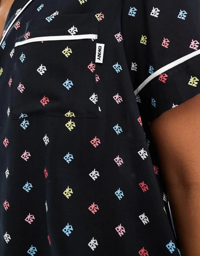 商品DKNY|DKNY Breezing through short sleeve notch top & boxer sleep set in black logo,价格¥651,第2张图片详细描述