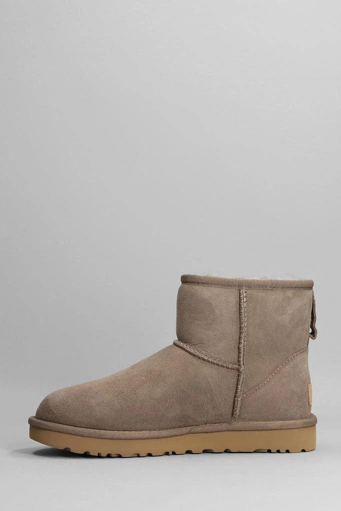 商品UGG|UGG Mini Classic Ii Low Heels Ankle Boots In Taupe Suede,价格¥1788,第3张图片详细描述