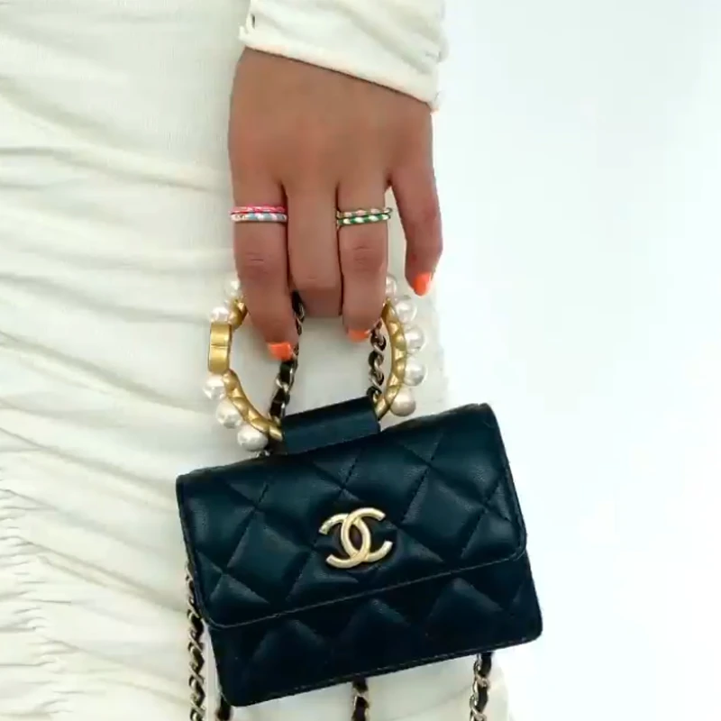 商品[国内直发] Chanel|香奈儿 经典小型链子金属珍�珠手柄 羊皮 方盒子零钱包单肩包斜挎包 女款 黑色,价格¥21299,第7张图片详细描述