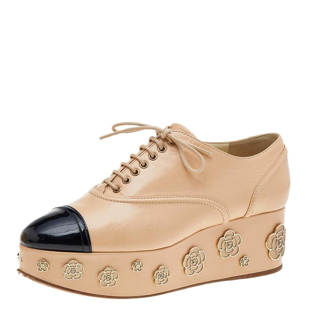 商品[二手商品] Chanel|Chanel Beige-Black Patent And Leather Camellia Platform Sneakers Size 39.5,价格¥3597,第1张图片