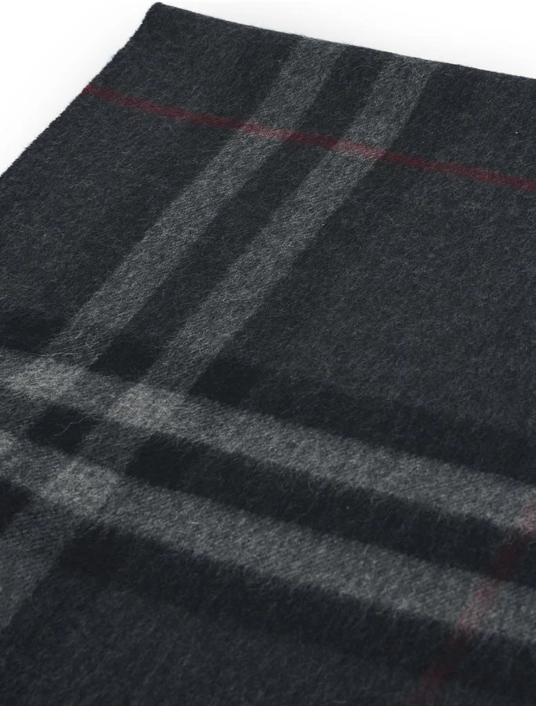 商品Burberry|经典格纹山羊绒围巾,价格¥5100,第4张图片详细描述