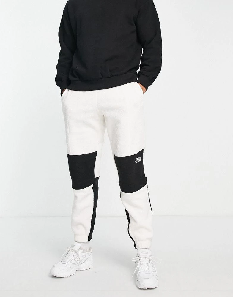 商品The North Face|The North Face Shispare high pile fleece joggers in off white Exclusive at ASOS,价格¥373,第4张图片详细描述