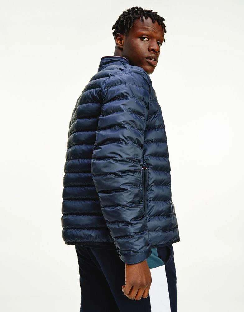 商品Tommy Hilfiger|Tommy Hilfiger flag logo packable lightweight puffer jacket in navy,价格¥1910,第2张图片详细描述