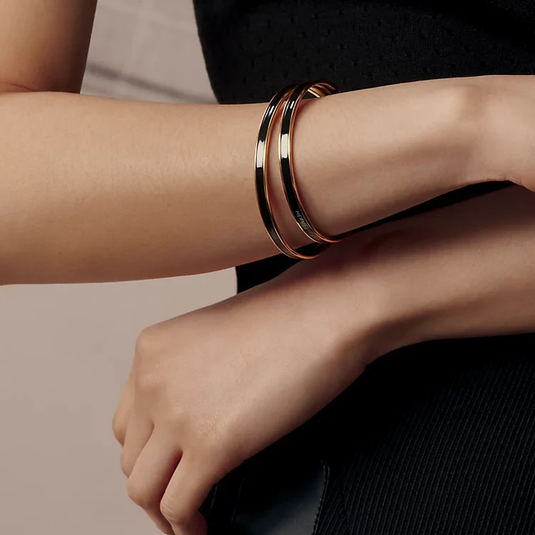 商品[国内直发] Hermes|爱马仕 Logo雕刻设计 镀玫瑰金 手镯 女款 栗色,价格¥3722,第5张图片详细描述