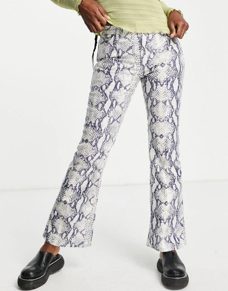 商品Topshop|Topshop Jamie flare jeans with snake print in white,价格¥158,第4张图片详细描述
