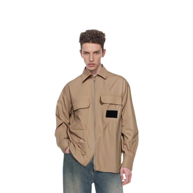 商品[国内直发] Calvin Klein|CALVIN KLEIN 简约贴片口袋拉链翻领休闲工装风春秋衬衫 男款 卡其色,价格¥561,第4张图片详细描述