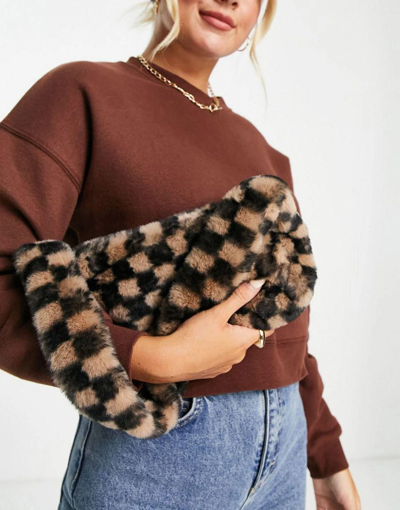 商品ASOS|ASOS DESIGN 90s shoulder bag with checkerboard faux fur in brown,价格¥77,第4张图片详细描述