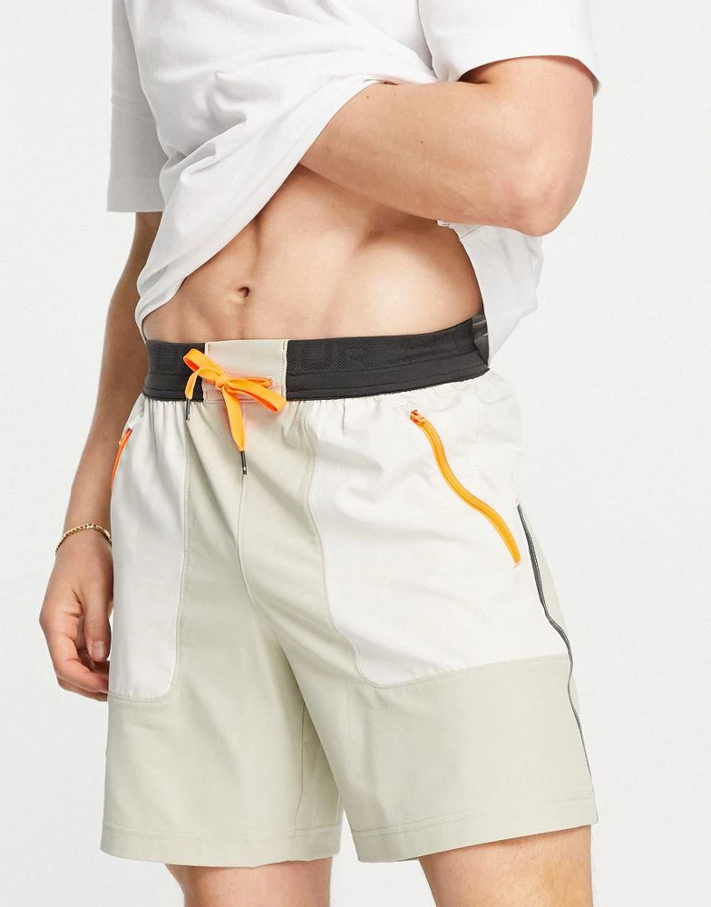 商品Under Armour|Under Armour Training Terrain woven shorts with pocket detail in stone,价格¥226,第4张图片详细描述