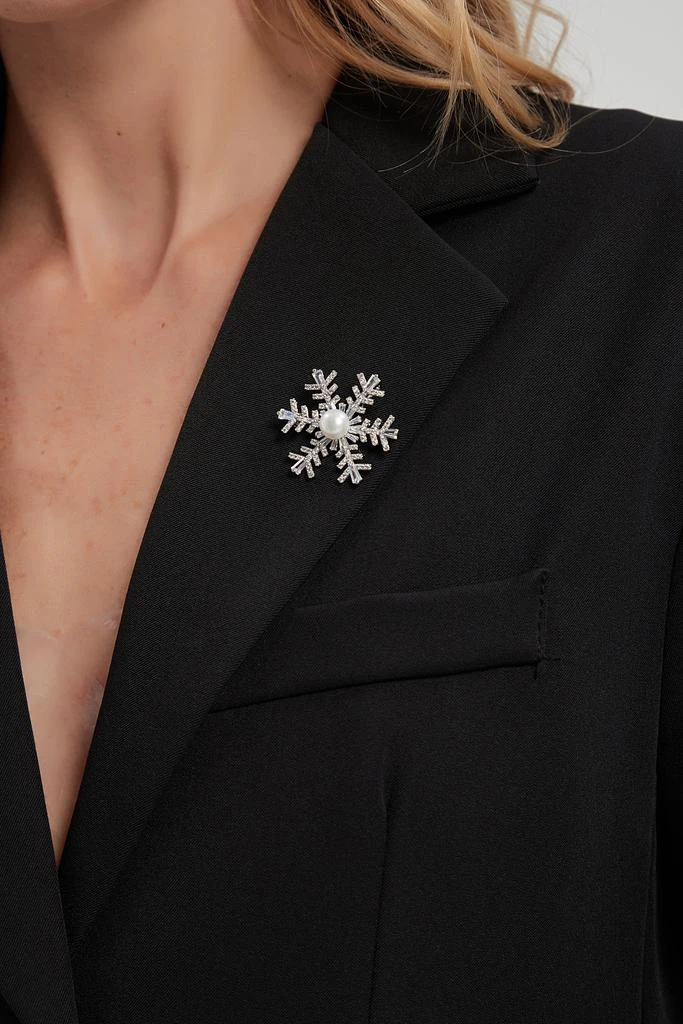 Pavé and Pearl Snowflake Brooch 商品