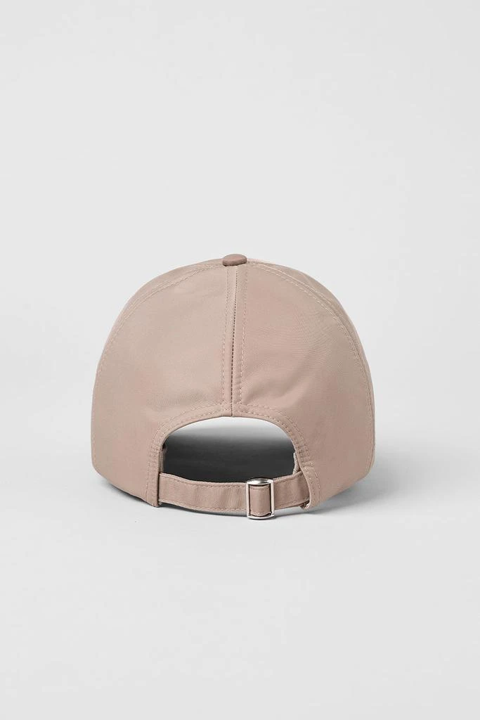 商品Alo|Satin Off-Duty Cap - Taupe Satin,价格¥737,第4张图片详细描述