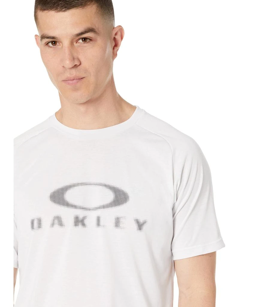 商品Oakley|Static Wave Recycled Short Sleeve Training Tee,价格¥224,第3张图片详细描述