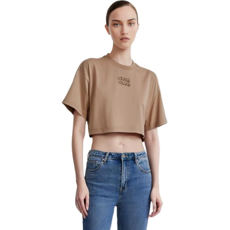 商品[国内直发] Miu Miu|缪缪  字母刺绣棉质圆领套头短款短袖  SS24 落肩袖T恤 女款 卡其色,价格¥4604,第4张图片详细描述