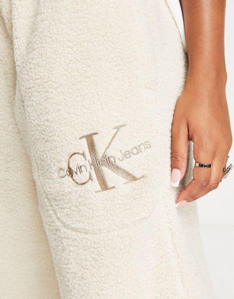 Calvin Klein Jeans logo sherpa joggers in eggshell商品第3张图片规格展示