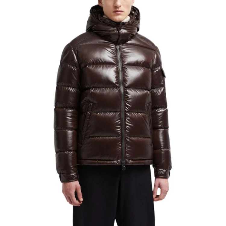 商品[国内直发] Moncler|盟可睐 Maya纯色漆面防水保暖短款高领衬垫连帽舒适羽绒服 男款 深棕色,价格¥12692,第3张图片详细描述