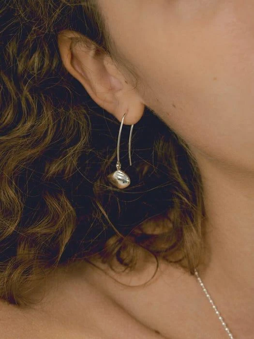 商品MATIAS|Bottle Hook Earrings - Silver,价格¥982,第2张图片详细描述