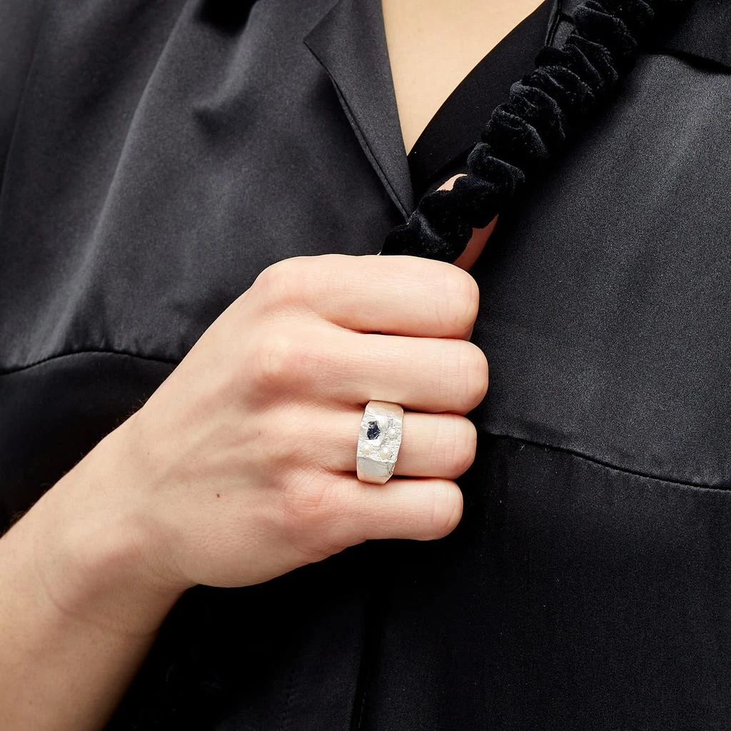 商品The Ouze|The Ouze Pearl Sapphire Signet Ring,价格¥2319,第5张图片详细描述