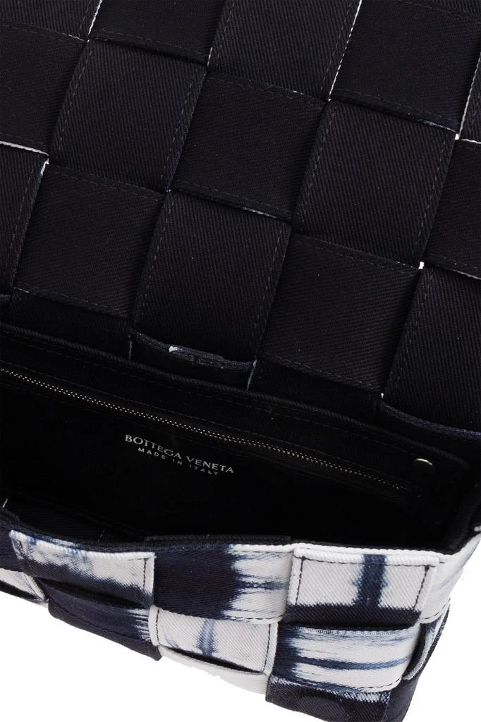 商品Bottega Veneta|Bottega Veneta Cassette Tie-Dyed Denim Crossbody Bag,价格¥13247,第4张图片详细描述