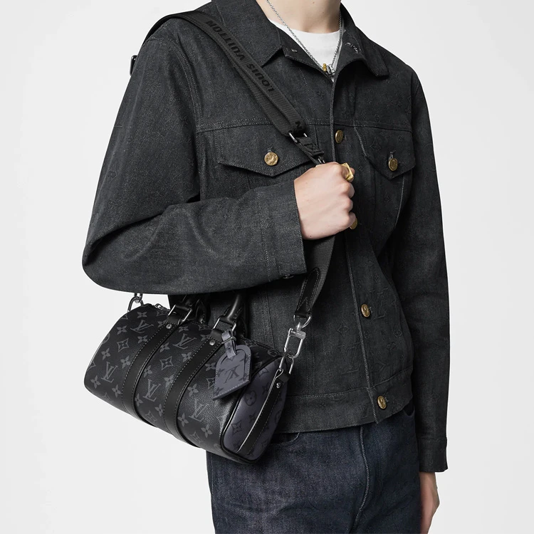 商品[国内直发] Louis Vuitton|keepall 25 金属件黑武士老花可调节肩带 涂层帆布牛皮革饰边 手提单肩斜挎包 常规 男款 黑色/灰色,价格¥20594,第10张图片详细描述