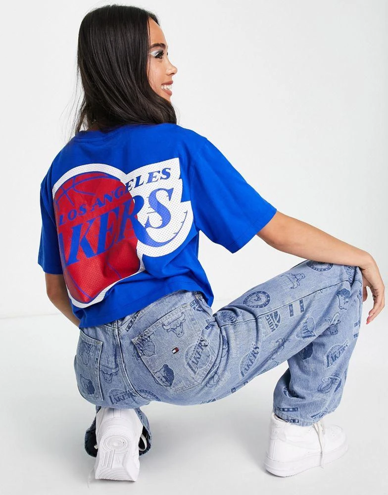 商品Tommy Jeans|Tommy Jeans x NBA Lakers cotton cropped boxy fit t-shirt in blue - MBLUE,价格¥254,第2张图片详细描述