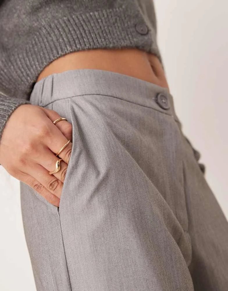 商品ASOS|ASOS DESIGN Petite tailored wide leg dad trousers in grey,价格¥250,第3张图片详细描述