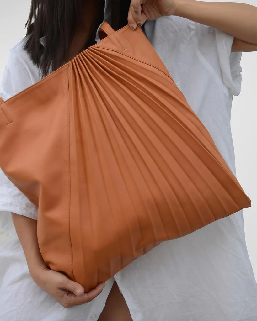 商品Sabrina Zeng|Chiaroscuro Pleated Lambskin Tote Bag,价格¥4441,第2张图片详细描述