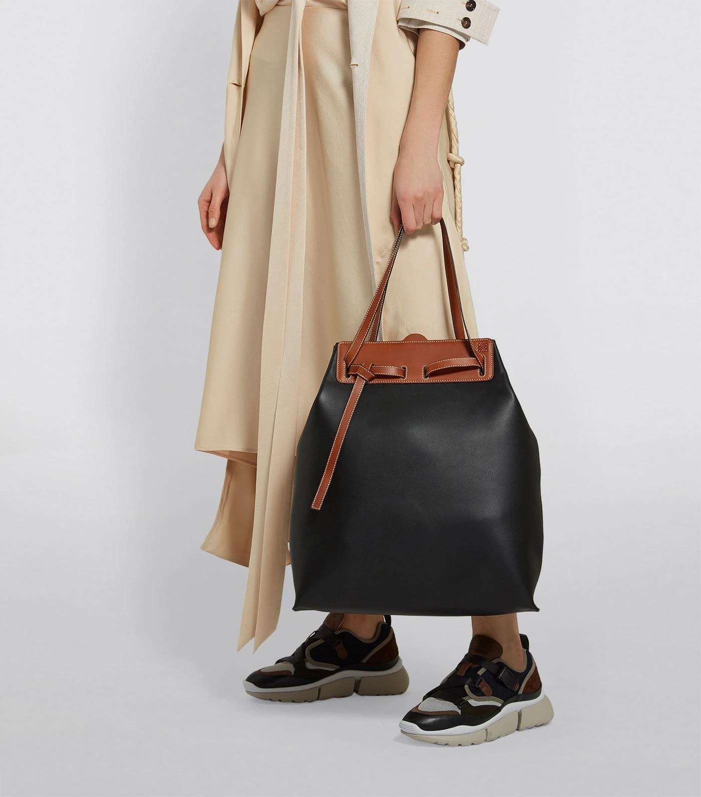 商品Loewe|Leather Lazo Tote Bag,价格¥15936,第2张图片详细描述