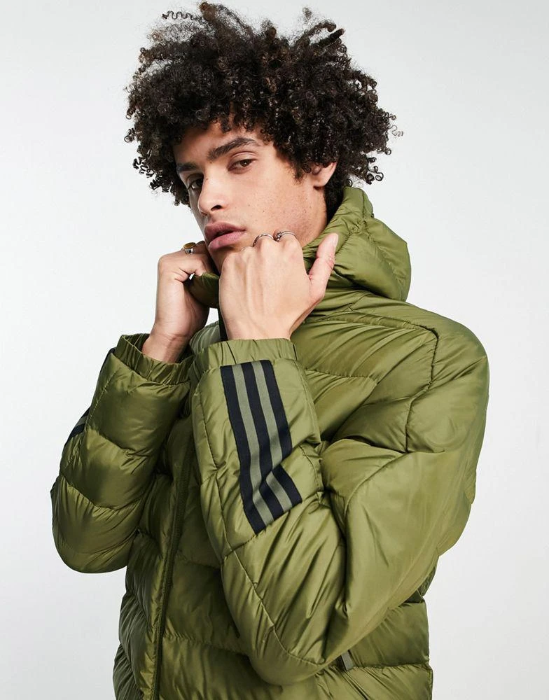 商品Adidas|adidas Outdoor puffer jacket with hood and three stripes in khaki - MGREEN,价格¥410,第2张图片详细描述