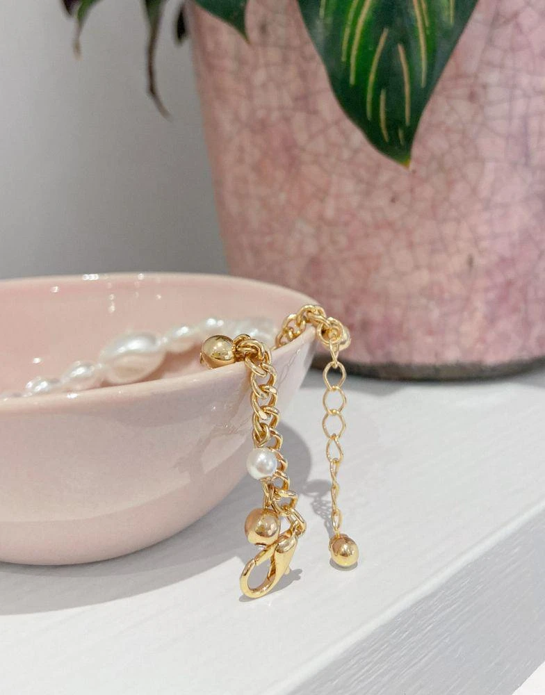 商品ASOS|ASOS DESIGN pack of 2 bracelets in pearl and curb chain in gold tone,价格¥57,第2张图片详细描述