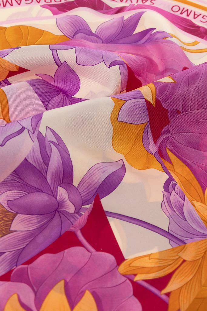 商品Salvatore Ferragamo|Salvatore Ferragamo Floral Printed Scarf,价格¥1767,第2张图片详细描述