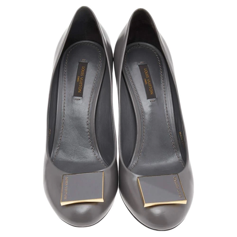 商品[二手商品] Louis Vuitton|Louis Vuitton Grey Leather Metal Logo Embellished Pumps Size 38.5,价格¥1878,第3张图片详细描述