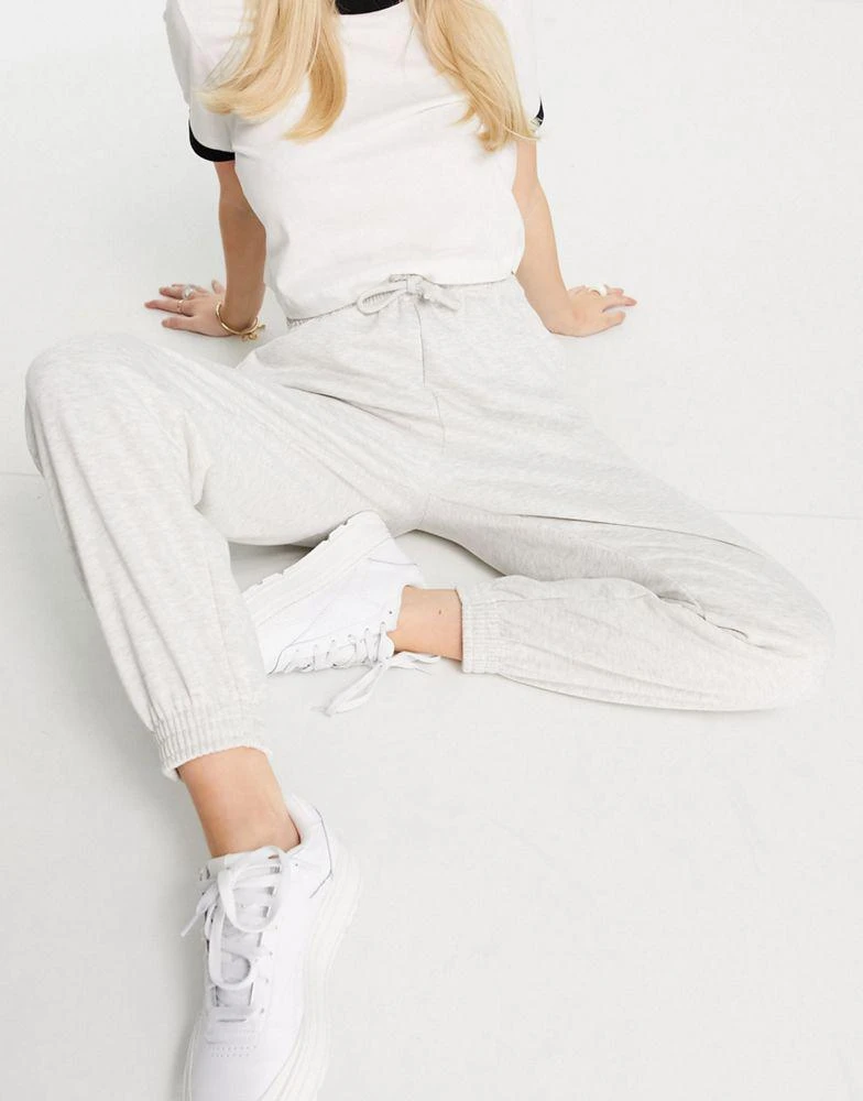 商品Topshop|Topshop Petite oversized 90s joggers in grey,价格¥142,第3张图片详细描述