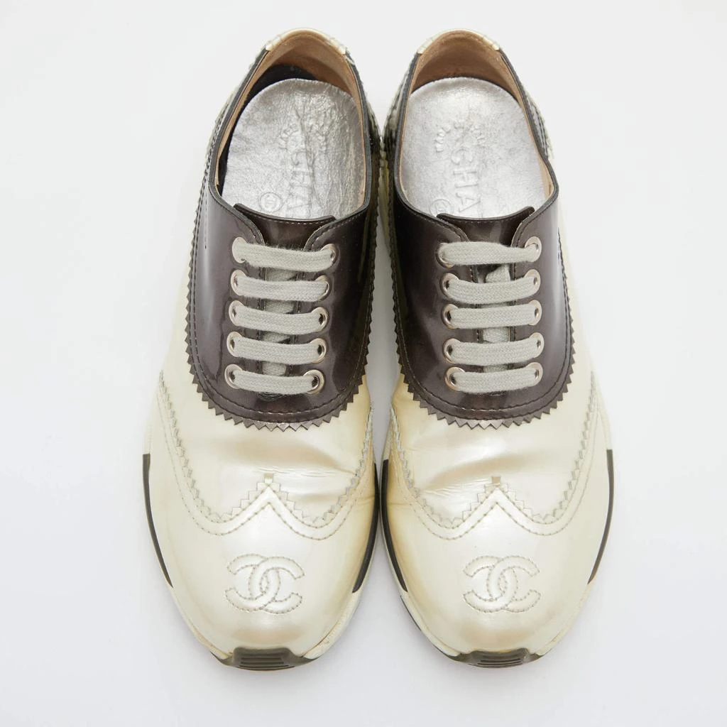 商品[二手商品] Chanel|Chanel Cream/Grey Patent Leather CC Oxford Sneakers Size 37.5,价格¥1694,第3张图片详细描述